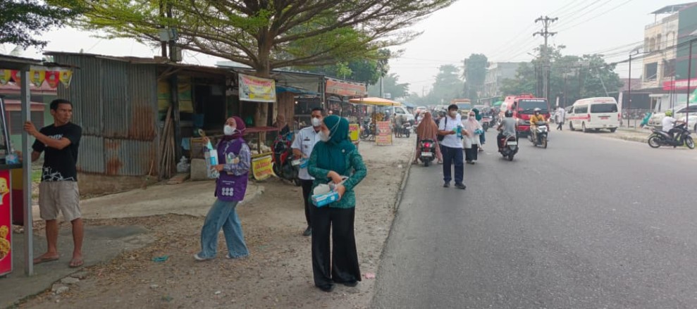 Kecamatan Tenayan Raya Bersama Lintas Sektor Bergerak Bagikan Ribuan Masker Gratis