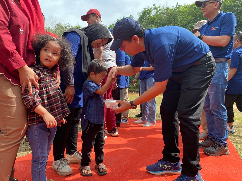 Karyawan dan Masyarakat Empat Desa di Riau Berharmoni dalam Bakti Sosial Founder's Day 2024