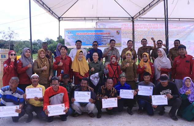 Distankan Pekanbaru Salurkan Bantuan Sarana Penyimpanan Ikan dari BI Riau ke 8 KUB