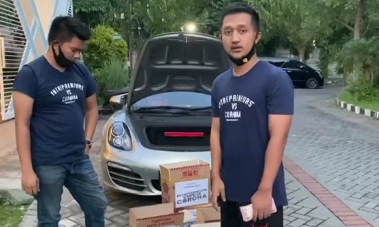 Bagi Sembako dan Uang untuk Warga yang Kesusahan  Naik Porsche, Pria Ini Bernama Tom Liwafa, Siapa Dia?