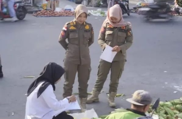 Satpol PP Pekanbaru Layangan SP ke Pedagang Pasar Tumpah di Jalan Ahmad Yani