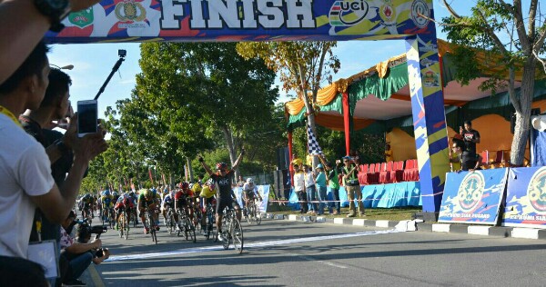 'Unjuk Gigi', Pebalap Indonesia Juarai Etape II Tour de Siak 2017