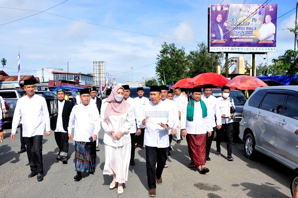 Gubernur Riau Serahkan Bantuan Keuangan Tahun 2022 ke Inhu