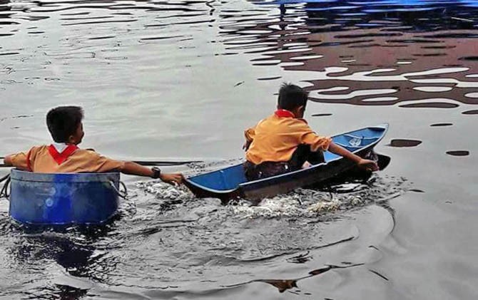 Luar Biasa... Kampung Terendam Banjir, Lihatlah, Begini Cara Para Siswa SD Ini Berangkat ke Sekolah