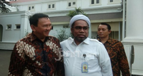 Sempat Menghilang, Ali Mochtar Ngabalin Mendadak Muncul Lagi di Istana, Rangkulan Sama Ahok