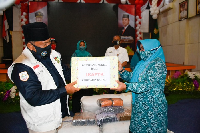 Muslimawati Catur dampingi Ketua TP PKK Riau Bagikan Masker dan Sembako