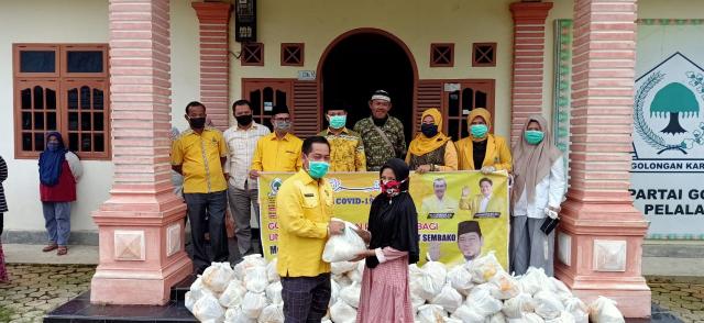 Adi Sukemi Serahkan 50 Ribu Paket Sembako Buat Warga Pelalawan Terpapar Covid-19 