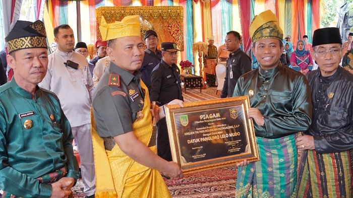 Kunker ke Rohil, Danrem 031 Wira Bima Terima Gelar Adat Datuk Panglimo Lelo Mudo Dari LAM Rohil