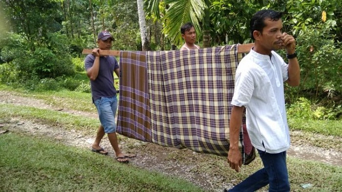 Miris! Jalan Rusak, lebih-lebih Saat Hujan, Warga yang Sakit harus Ditandu untuk Bisa Berobat
