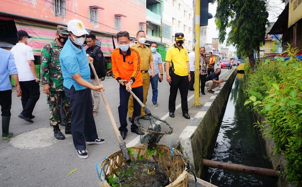 Pimpin Goro Kamis Bersih, Bupati dan Wabup Rohil Cek  Kondisi Drainase