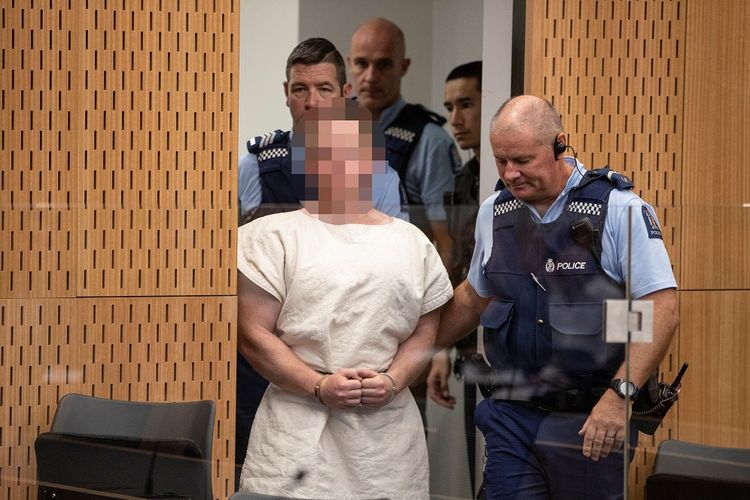 LAKNAT...Diancam Hukuman Mati, Teroris Penembakan Masjid Selandia Baru Masih Bisa 'Nyengir' Saat Digelandang ke Pengadilan