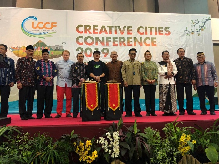 Dapat Kehormatan, Gubri  Presentasikan Soal Ekonomi Kreatif di Ternate