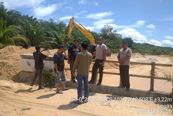 Kapolsek Singingi Tinjau Perbaikan Jembatan dan Akses Jalan di Desa Logas