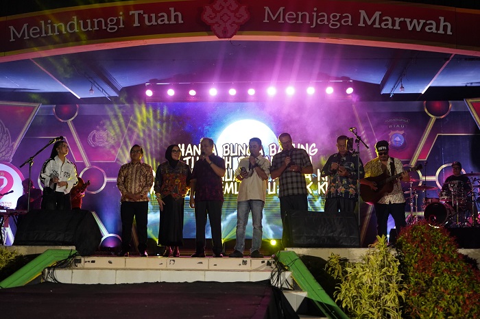Ribuan Warga Hadiri Malam Syukuran Hari Bhayangkara Ke-79 di Lapangan Gajahmada