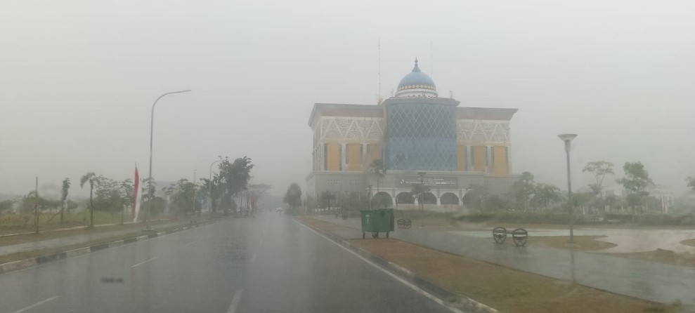 ALHAMDULILLAH... Hujan Guyur Kota Pekanbaru, Kabut Asap Turun