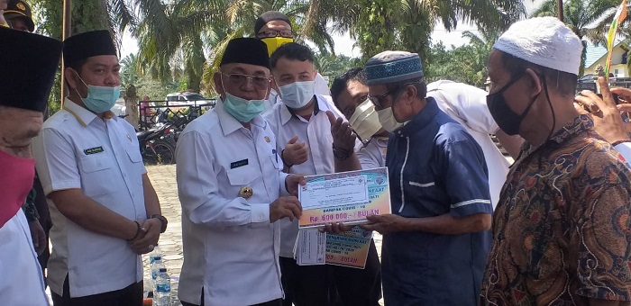 Alhamdulillah! Ratusan Keluarga Miskin di Langgam Dapat BLT DD