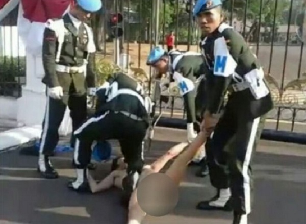 KOCAK...Digagalkan Paspampres, Pria Bugil Ini Nekat Terobos Istana Merdeka