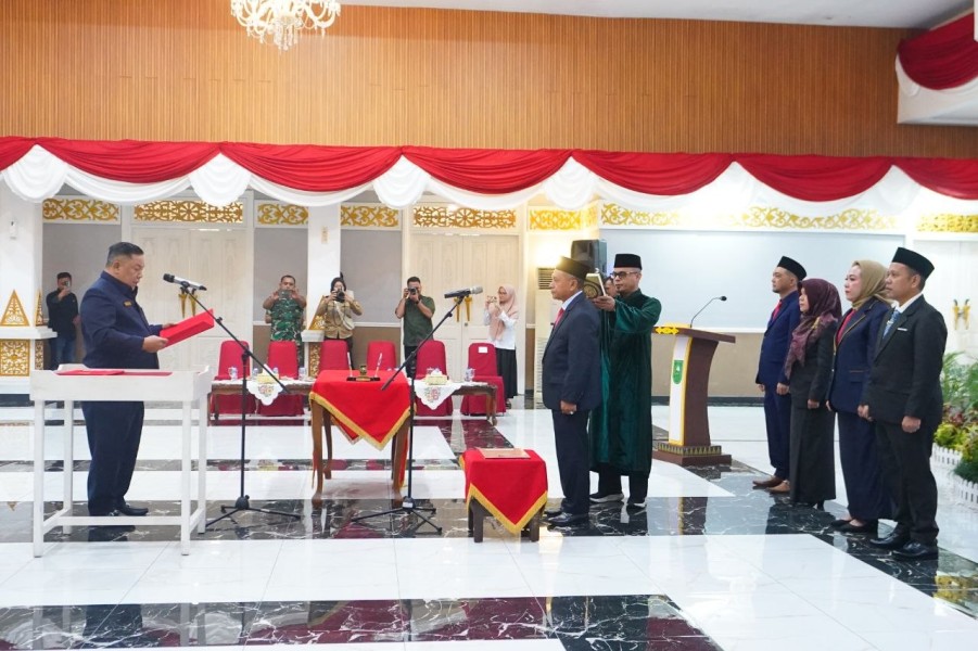 SF Hariyanto Lantik Komisioner Komisi Informasi Riau di Pekanbaru