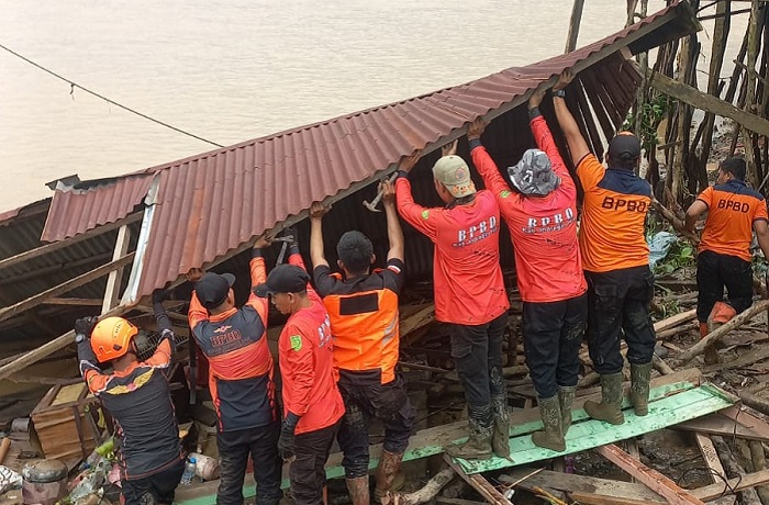 BPBD Inhil Evakuasi Rumah Warga Terdampak Angin Kencang
