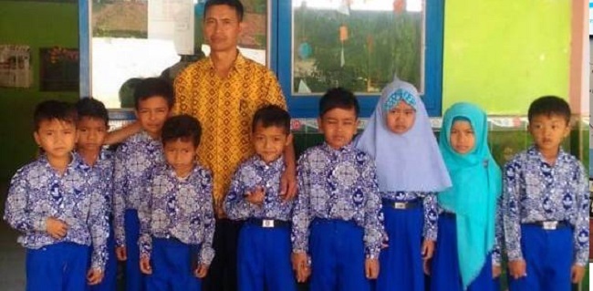Gagal Jadi PNS, Guru SD Ini Minta Kambing Kepada Presiden Jokowi, Kok Bukan Sepeda?