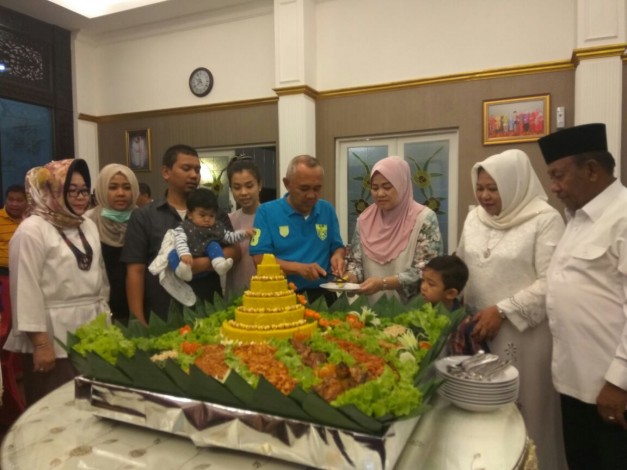 Alhamdulillah...Gubri Andi Rachman Ulang Tahun ke-57, Lihat Siapa yang Memberi Surprise...
