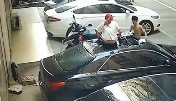 DAHSYAT BANGET! Perempuan Muda Jatuh Dari Balkon Saat Berhubungan Seks, Mendarat Tepat di Atap Mobil, Ini Penampakannya...