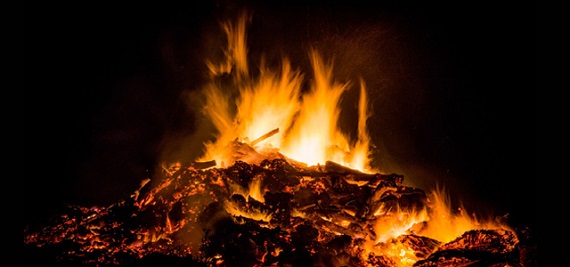 TRAGIS...Tak Punya Uang Buat Kremasi, Ibu Muda dan Anaknya Bakar Mayat Kekasih Gelapnya Pakai 3 Liter Pertalite