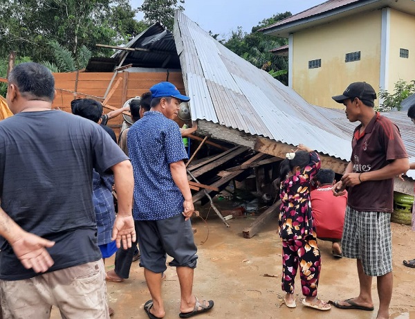Akibat Angin Puting Beliung, Satu Unit Rumah di Kemang Pangkalan Kuras Roboh