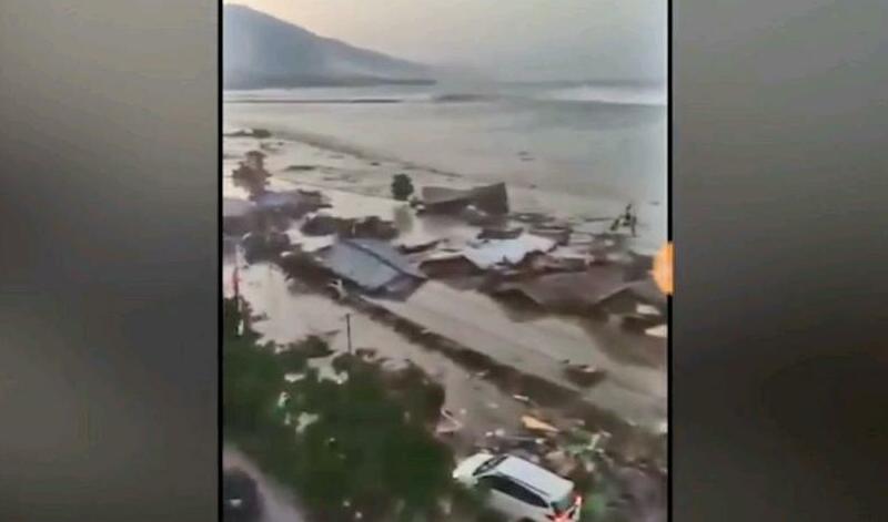 YA TUHAN...Gelombang Tsunami Terjang Rumah Warga dan Masjid di Palu, Ini Videonya 