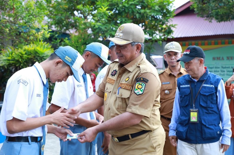Bupati Alfedri Motivasi Siswa di SMAN 1 Sungai Apit