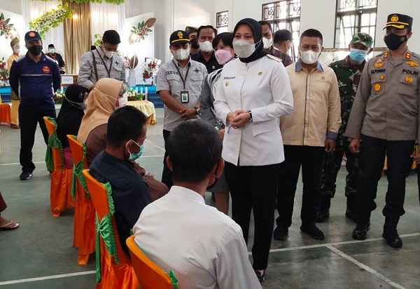 Tinjau Pilkades Serentak:  Bupati Rezita: Selesai Pemilihan Kembali Bangun Desa Bersama-sama, Yang Terpilih Harus Amanah...