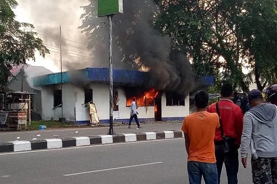 Ikut Protes Kecurangan Pemilu, Ribuan Massa di Pontianak Bakar Pos Polisi