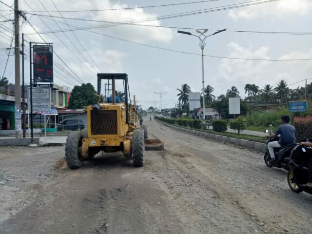 Kondisi Jalan Provinsi Riau di Kota Ujungbatu Rusak, PUPR Rohul Kirim Tiga Unit Alat Berat dan Rekanan Bantu Material