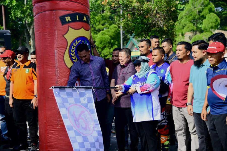 Bupati Kasmarni Harap Peserta Bakti Sosial Trail Adventure Bhayangkara Jadi Pelopor Tertib Berlalu Lintas