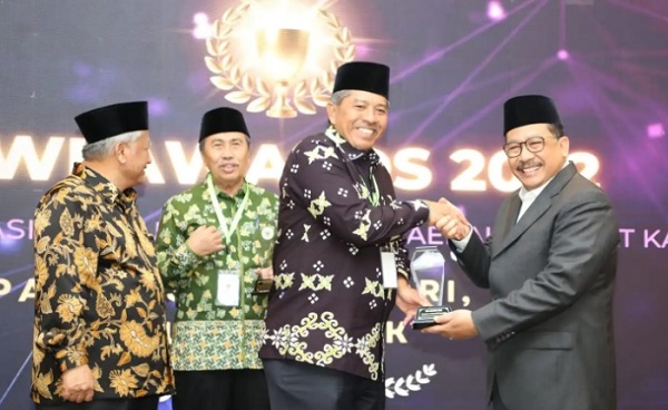 Bupati Siak Alfedri Terima BWI Award 2022