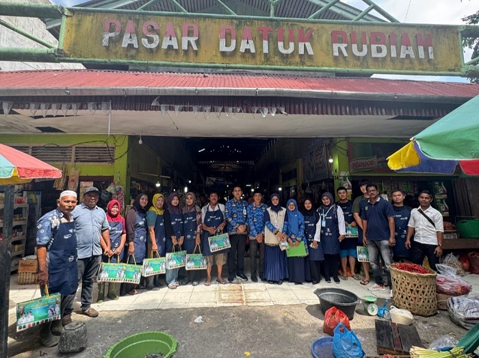 Disperindagsar Rohil Serahkan Apron dan Cenderamata kepada Pedagang Pasar Datuk Rubiah