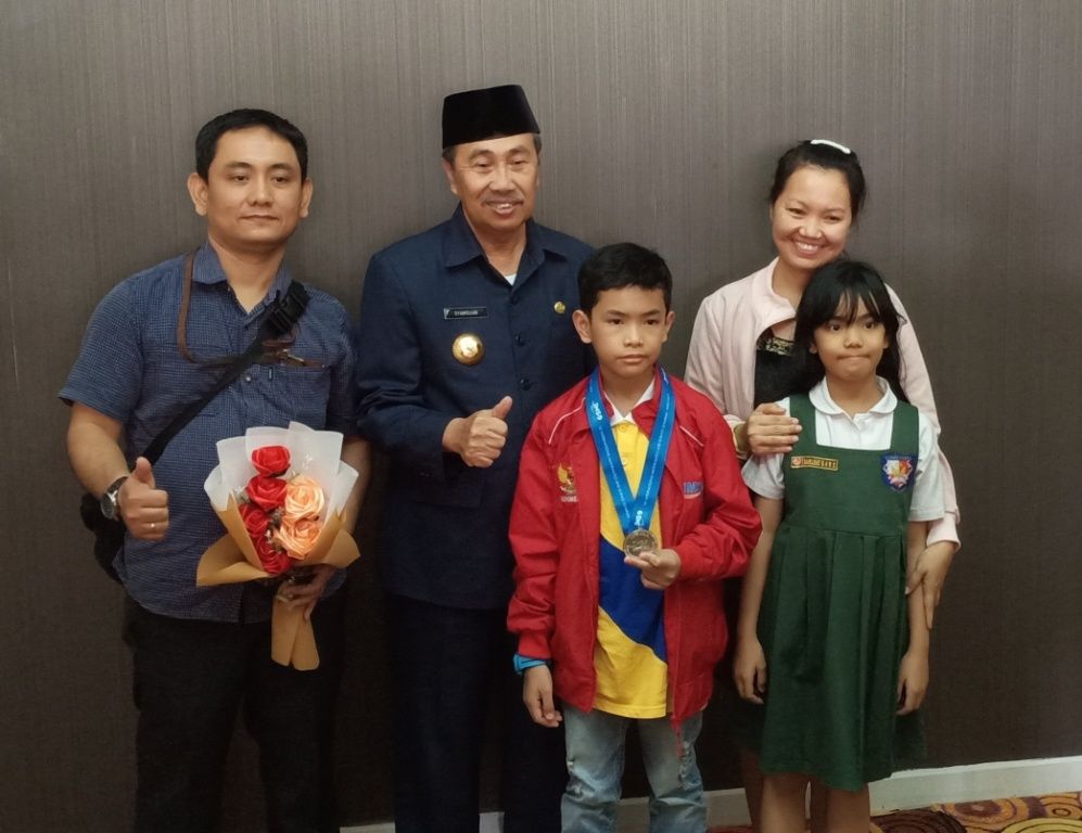 Raih Medali Perak IMSO di Vietnam, Gubri Sambut Kedatangan Siswa SD Dharma Yudha Pekanbaru