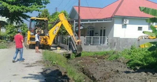 Dinas PUPR Keruk Parit di Perumahan Citra Permata Jalan Cipta Karya Tuah Madani