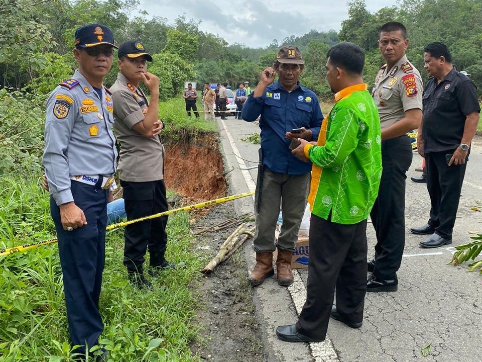 Hati-hati! Bahu Jalan di Jalan Lintas Riau-Sumbar Km 92 Kampar Longsor
