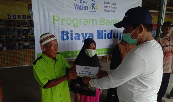 Rumah Yatim Bagikan Bantuan Kemanusiaan untuk Warga Prasejahtera di Sungai Sibam Pekanbaru
