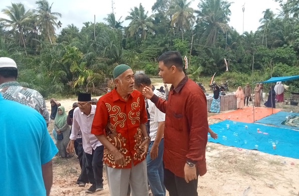 Adam dan  Sukarmis Apresiasi Semangat Bangun Mesjid Baru