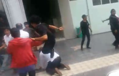 KURANG AJAR...Oknum Mahasiswa Pukul dan Tendang Wakil Rektornya