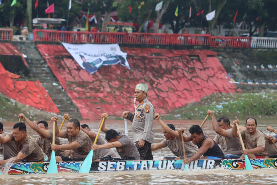 Kapolres Kuansing Berpartisipasi dalam Pacu Jalur Eksibisi 2024 Semarakkan Budaya dan Ekonomi Lokal