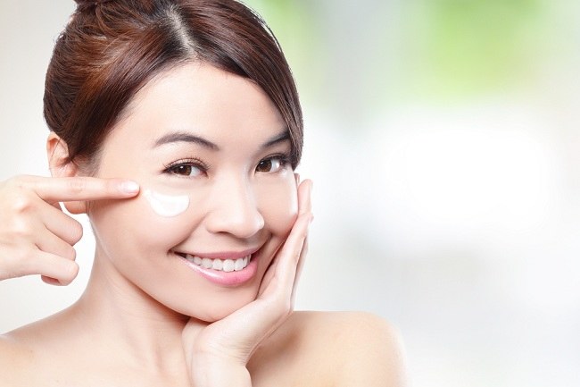 Yuk baca cewek-cewek Yang Mau Glowing Begini Cara Melembapkan Kulit Wajah