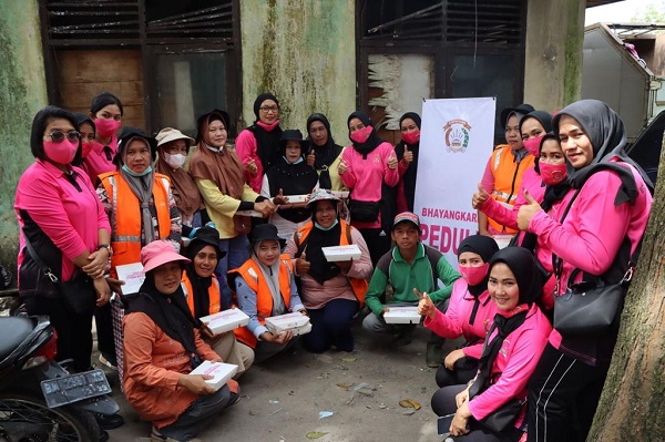 Bhayangkari Kuansing Bagikan Ratusan Nasi Kotak Kepada  Pedagang, Petugas Parkir dan Tenaga Kebersihan