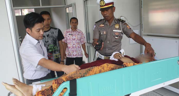 Honda CB 150R 'Dihajar' Elf Pariwisata, Pasangan Pengantin Baru Tewas 'Bermandikan Darah'