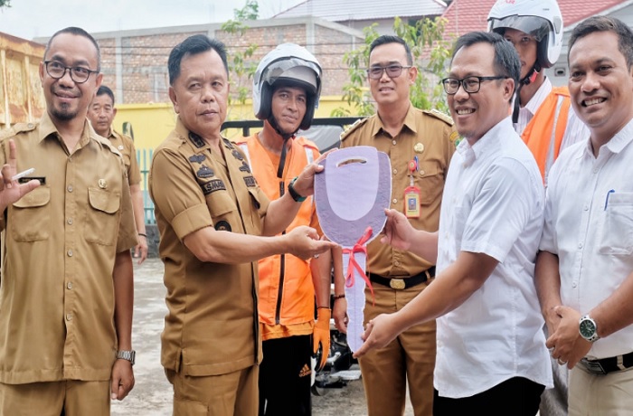 RAPP Serahkan Bantuan 2 Unit Sepeda Motor Pengangkut Sampah pada Pemkab Merantu
