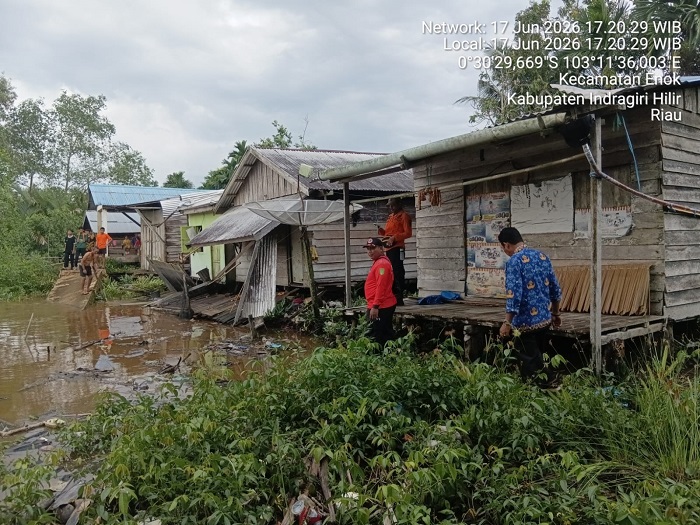 Longsor Rusak Empat Rumah di Pasar Lama Enok