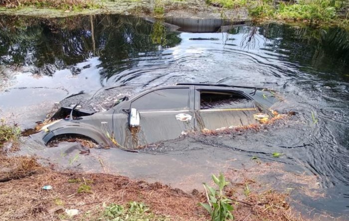 OH TUHAN... Hilang Kendali, Mobil Toyota Rush Berisi Satu Keluarga Terjun ke Kanal di Dumai, 1 Orang Tewas