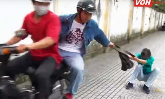 Diseruduk Motor Warga, Dua Jambret Ingusan Menyeringai Sambil Minta Ampun